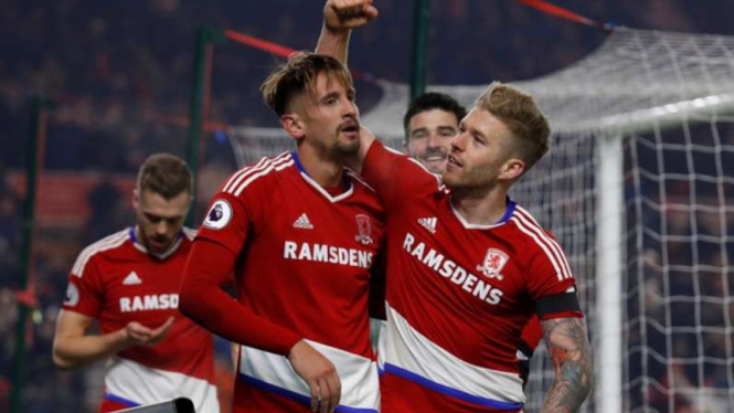 Para pemain Middlesbrough rayakan gol Gaston Ramirez