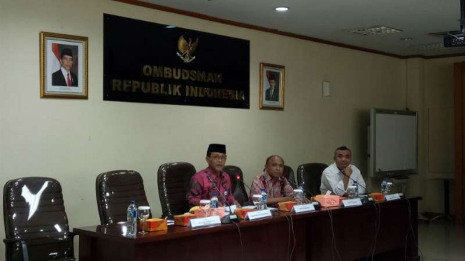Anggota Ombudsman RI Ahmad Suaedy (berpeci)