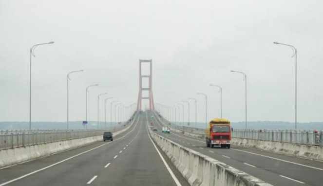 Jembatan Suramadu.