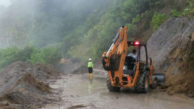 Ruas jalan alternatif Sicincin-Malalak yang menghubungkan Padang dengan Kota Bukittinggi di Sumatera Barat terputus akibat longsor pada Selasa, 6 Desember 2016.