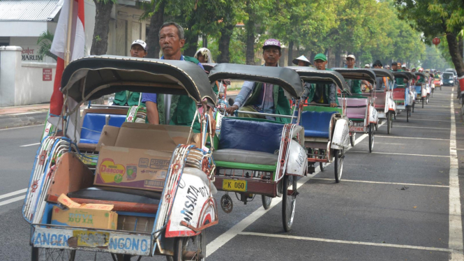 Sejumlah tukang becak berkumpul di Kudus, Jawa Tengah