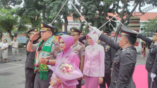Komisaris Besar Polisi Muhammad Iqbal menjalani upacara Pedang Pora sebagai tanda resmi menjabat Kepala Polrestabes Surabaya pada Selasa, 6 Desember 2016.