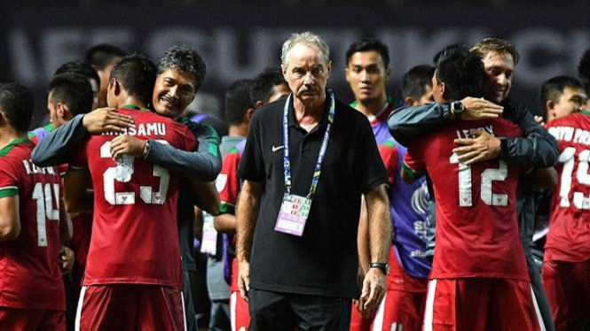 Pelatih Timnas Indonesia, Alfred Riedl (tengah)