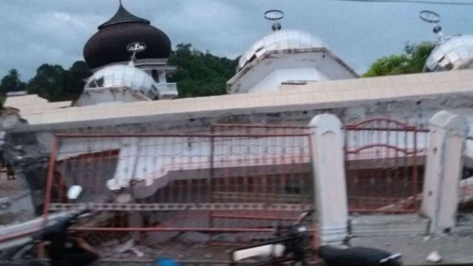 Masjid Ulee Glee di Kecamatan Bandar Baru, Pidie Jaya, Aceh roboh akibat gempa.