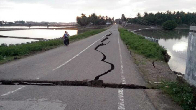 Jalan Trienggadeng-Meureudu terbelah pasca gempa 6.4 SR di Pidie Jaya Aceh