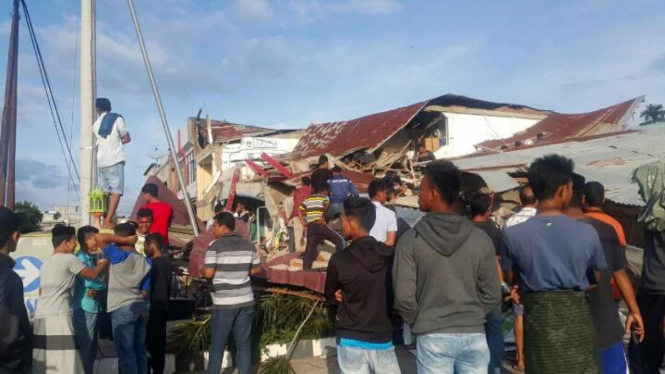 Kondisi bangunan di sekitar SPBU Ulee Glee rusak parah pasca gempa Aceh 6.4 SR