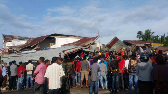 Warga mengamati bangunan yang rusak akibat gempa di Aceh