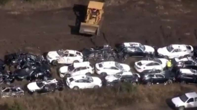 Puluhan mobil BMW yang baru keluar dari pabrik rusak parah