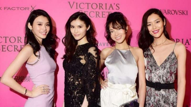 Empat model China di Victoria's Secret Fashion Show.