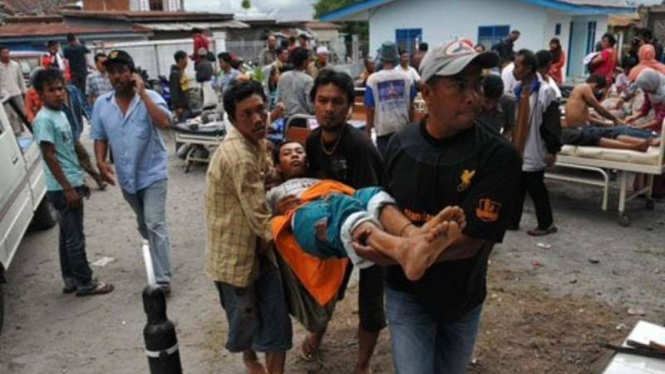 Proses evakuasi korban bencana gempa bumi di Pidie Jaya Aceh, Rabu (7/12/2016). Gempa Aceh ini dilaporkan berkekuatan 6,5 SR dan berpusat di daratan.