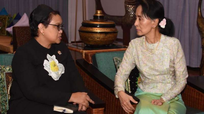Menteri Luar Negeri RI, Retno Marsudi, saat bertemu pemimpin Myanmar, Aung San Suu Kyi pada 2006 lalu. Mereka bahas sejumlah isu, termasuk soal etnis Rohingya. 