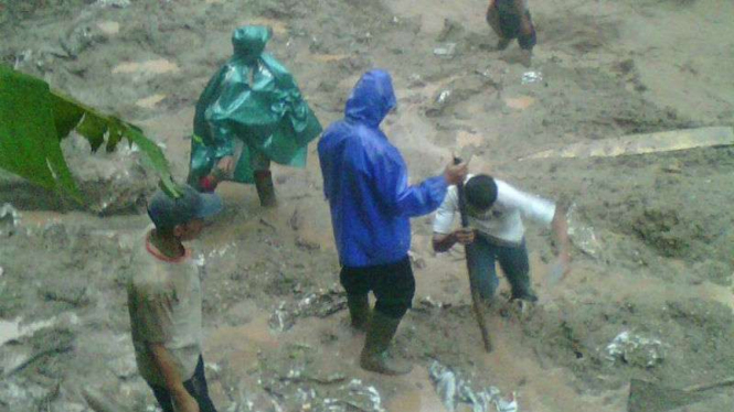 Petugas dan relawan mengevakuasi para penambang ilegal emas korban tanah longsor di Sungai Blok Cikopo, Kecamatan Cibeber, Kabupaten Lebak, Banten, pada Rabu, 7 Desember 2016.