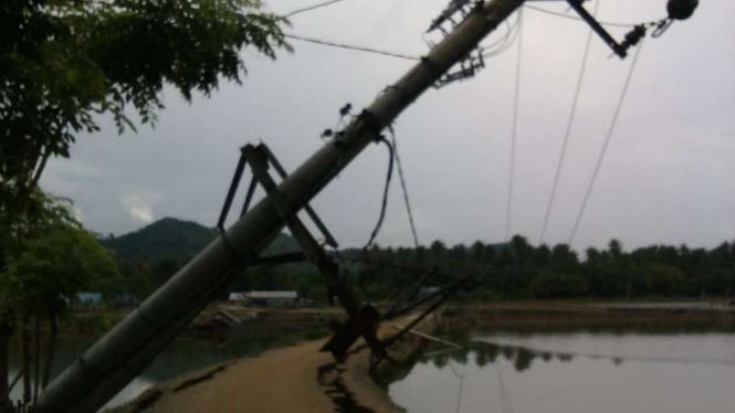 Ttiang listrik  roboh akibat guncangan gempa 6,5 SR di Pidie Jaya, Aceh