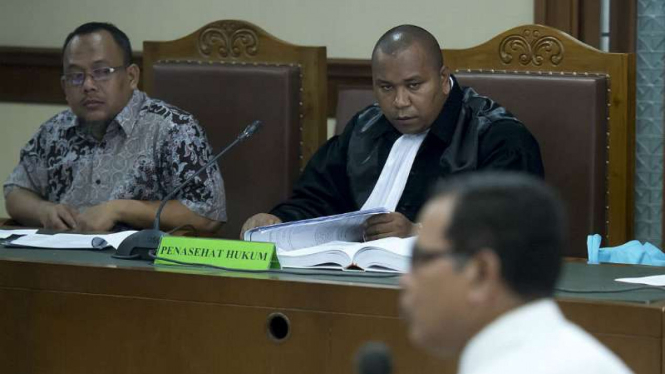 Terdakwa dugaan suap panitera pengganti PN Jakpus, Ahmad Yani (kiri) 