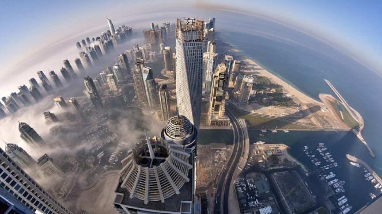 Foto Melihat Keindahan Dubai Dari Atas Awan