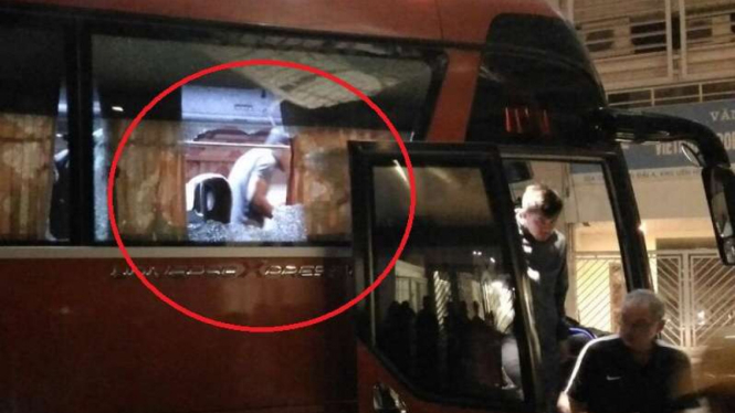 Ofisial Timnas Indonesia keluar dari bus yang dilempari suporter Vietnam