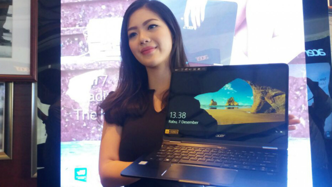 Sales promotion girl menunjukkan notebook baru Acer