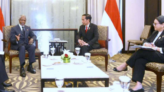 Presiden Jokowi Widodo dan mantan Sekjen PBB Kofi Annan