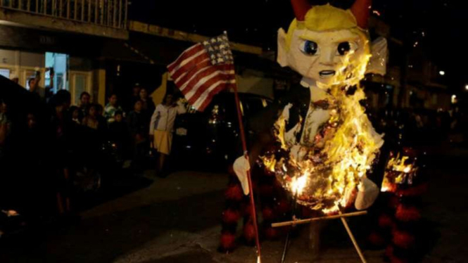 Upacara pembakaran pinata Trump di Guatemala, Meksiko, 7/12/2016.