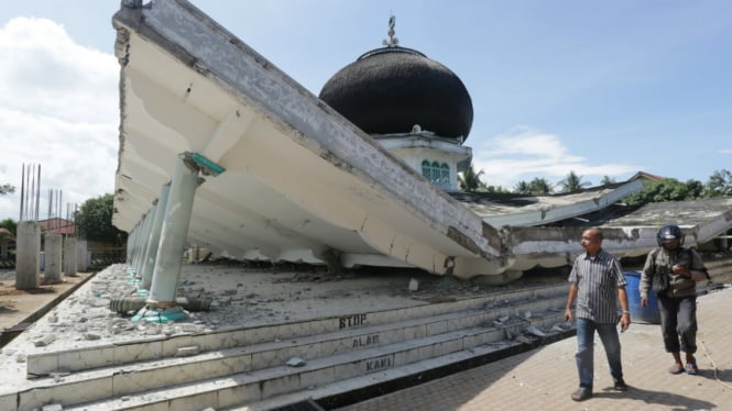 Sejumlah warga melihat masjid yang runtuh akibat gempa 6.5 SR, di Meuredu, Pidie Jaya, Aceh, Rabu (7/12/2016). 
