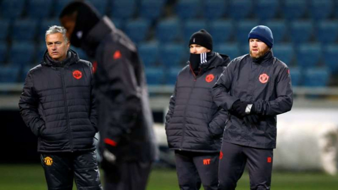 Jose Mourinho (kiri) dan Wayne Rooney (kanan) dalam sesi latihan tim