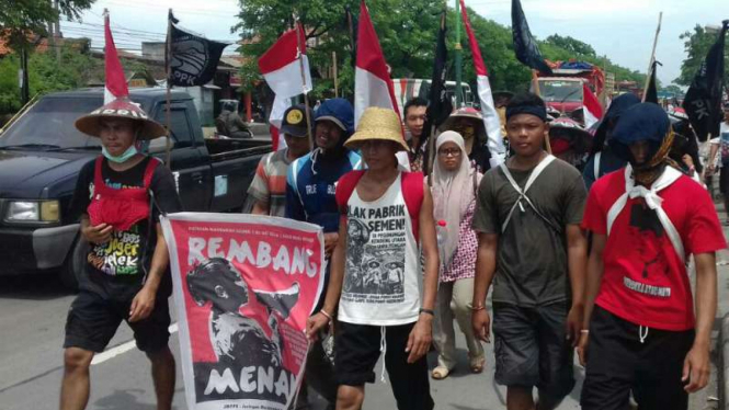 Warga penolak pabrik semen berdemonstrasi dengan berjalan sejauh 150 kilometer dari Rembang ke Semarang pada Kamis, 8 Desember 2016.