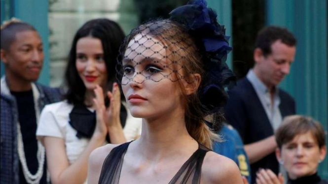 Lily-Rose Depp di peragaan busana Chanel
