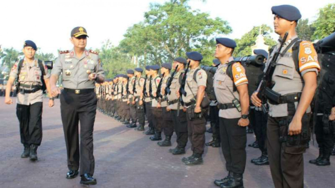 Barisan aparat polisi dari Polda Sumatera Utara.