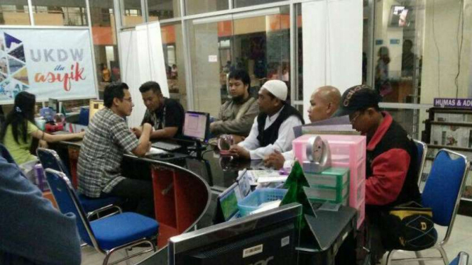 Universitas Kristen Duta Wacana Yogyakarta diprotes organisasi Forum Umat Islam setempat gara-gara memasang baliho promosi dengan model seorang mahasiswi berhijab.