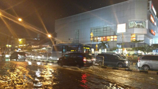 Banjir menggenangi ruas Jalan Paus, samping Arion Mall