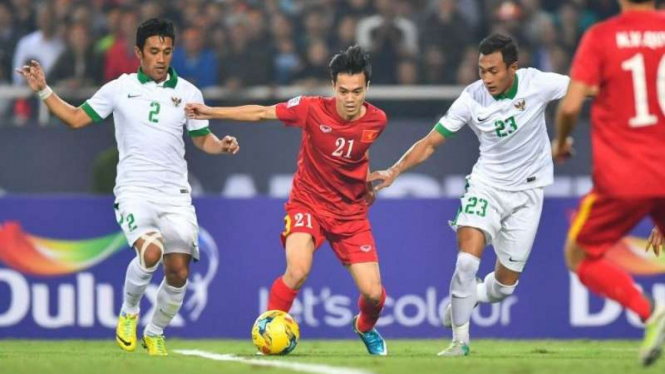 Pemain TImnas Indonesia, Benny Wahyudi dan Hansamu Yama (kanan), ketika menghadapi Vietnam.