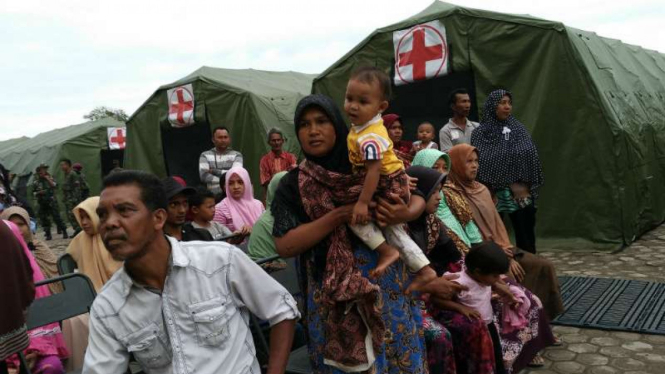 Korban gempa antre berobat di posko kesehatan di Pidie Jaya, Aceh.