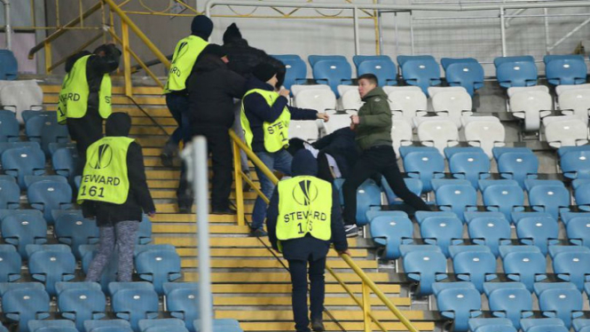 Fans Zorya berkelahi dengan petugas keamanan stadion