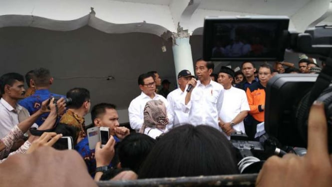 Presiden Joko Widodo meninjau lokasi terdampak gempa di Kabupaten Pidie Jaya, Aceh, pada Jumat pagi, 9 Desember 2016.