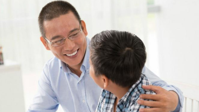 Mendengarkan cerita anak. Mendengarkan cerita anak.