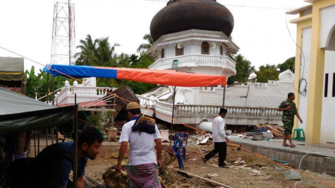 Kubah Masjid Jamie Kuba yang tersisa usai gempa Aceh