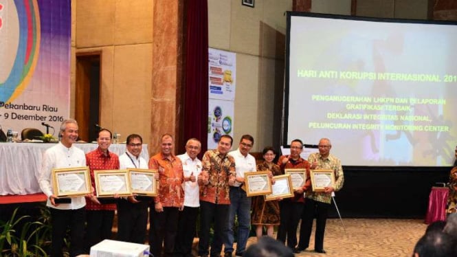 Gubernur Riau, Arsyadjuliandi Rachman (kelima dari kiri), bersama penerima Anugerah LHKPN dan Pelaporan Gratifikasi Terbaik di Pekanbaru pada Jumat, 9 Desember 2016.