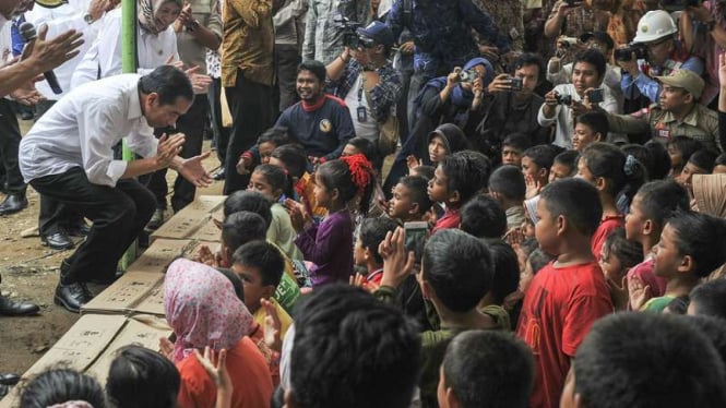 Presiden Joko Widodo di lokasi bencana gempa Aceh, Pidie Jaya, Jumat (9/12/2016).