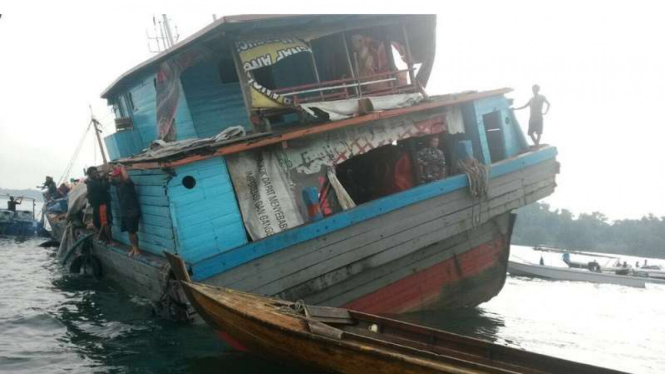 Kondisi kapal yang kandas di perairan laut Kepulauan Riau, Jumat (9/12/2016). Kapal ini dihantam cuaca buruk sehingga menabrak karang.