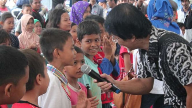 Seto Mulyadi alias Kak Seto, Ketua Lembaga Perlindungan Anak Indonesia, saat menghibur anak-anak korban gempa di posko pengungsian di Pidie Jaya, Aceh, pada Jumat, 9 Desember 2016.