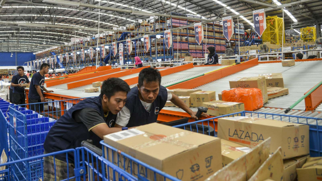 Melihat Gudang Penyimpanan Barang e-Commerce lazada