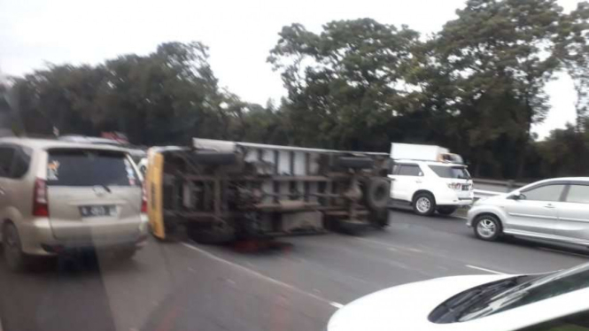 Kecelakaan truk di Tol Jagorawi 