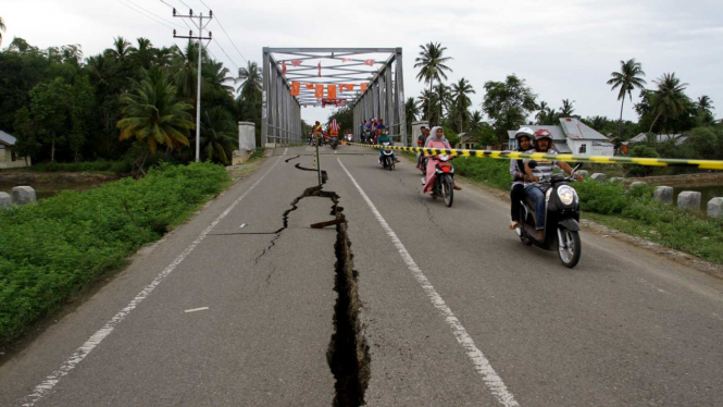 Jalan Retak Akibat Gempa Aceh
