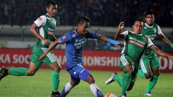 Gelandang Persib Bandung, Febri Haryadi (tengah)