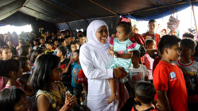 Menteri Sosial Khofifah Indar Parawansa saat hibur anak-anak pengungsi beberapa waktu lalu.