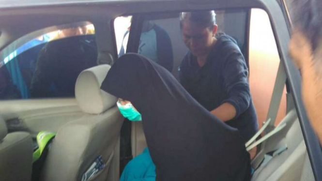 DYN, perempuan berusia 27 tahun asal Cirebon Jawa Barat yang tertangkap di Bekasi. Ia akan menjadi eksekutor bom bunuh diri di Jakarta, Sabtu (10/12/2016)