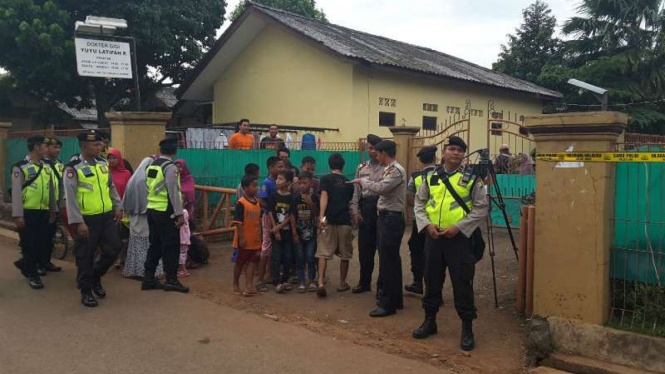 Petugas amankan lokasi penggerebekan terduga teroris di Jalan Bintara 8, Bekasi.