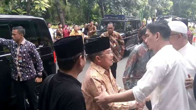 Wakil Presiden Jusuf Kalla di rumah duka Mar’ie Muhammad.