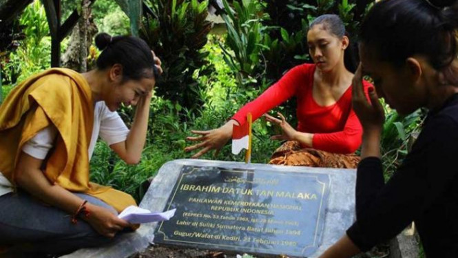 Teatrikal di makam Tan Malaka.