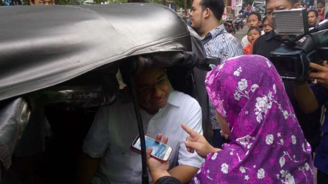 Seorang wanita bertanya kepada calon Gubernur DKI Anies Baswedan